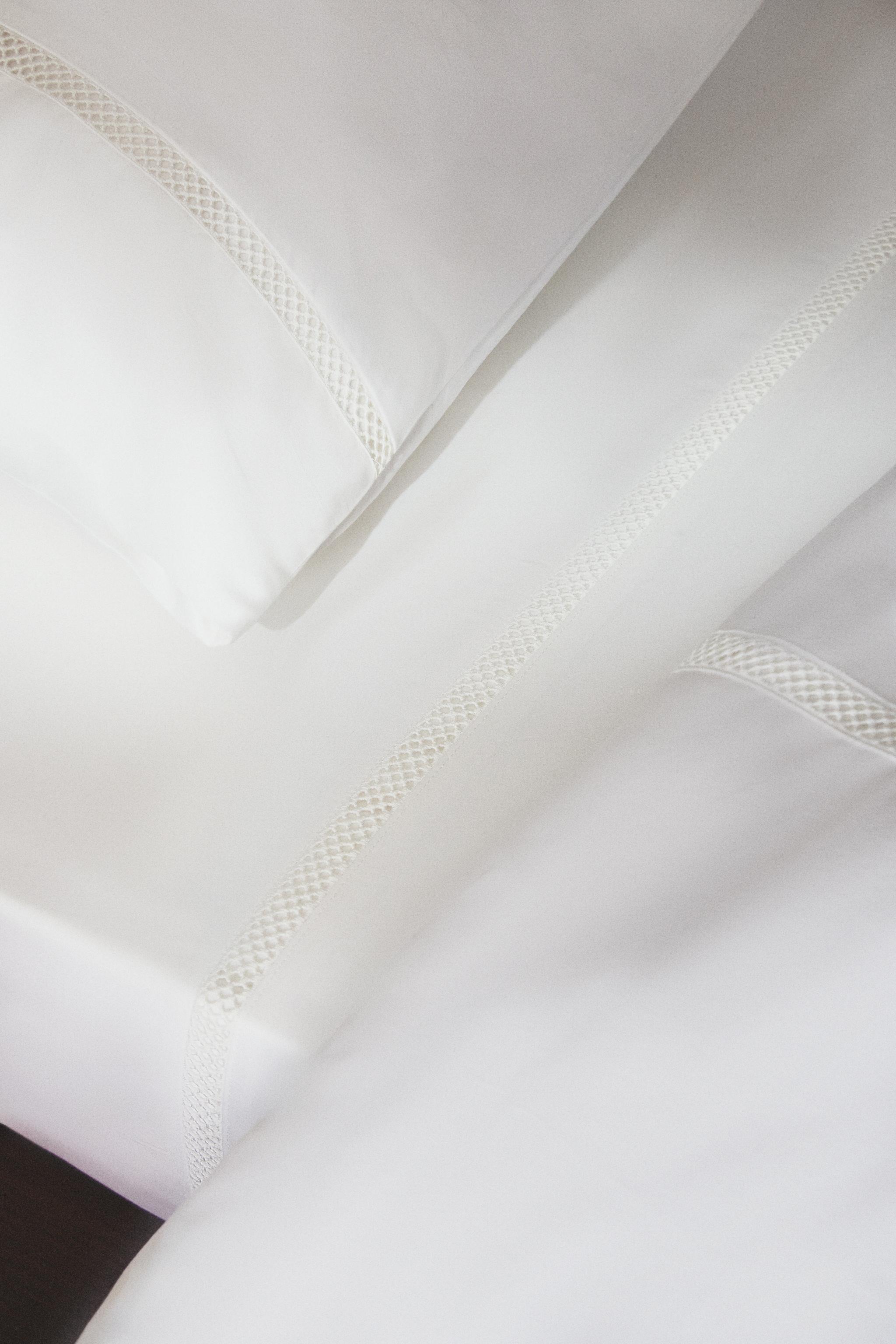 DRAP PLAT SATIN BRODERIE JOUR ÉCHELLE