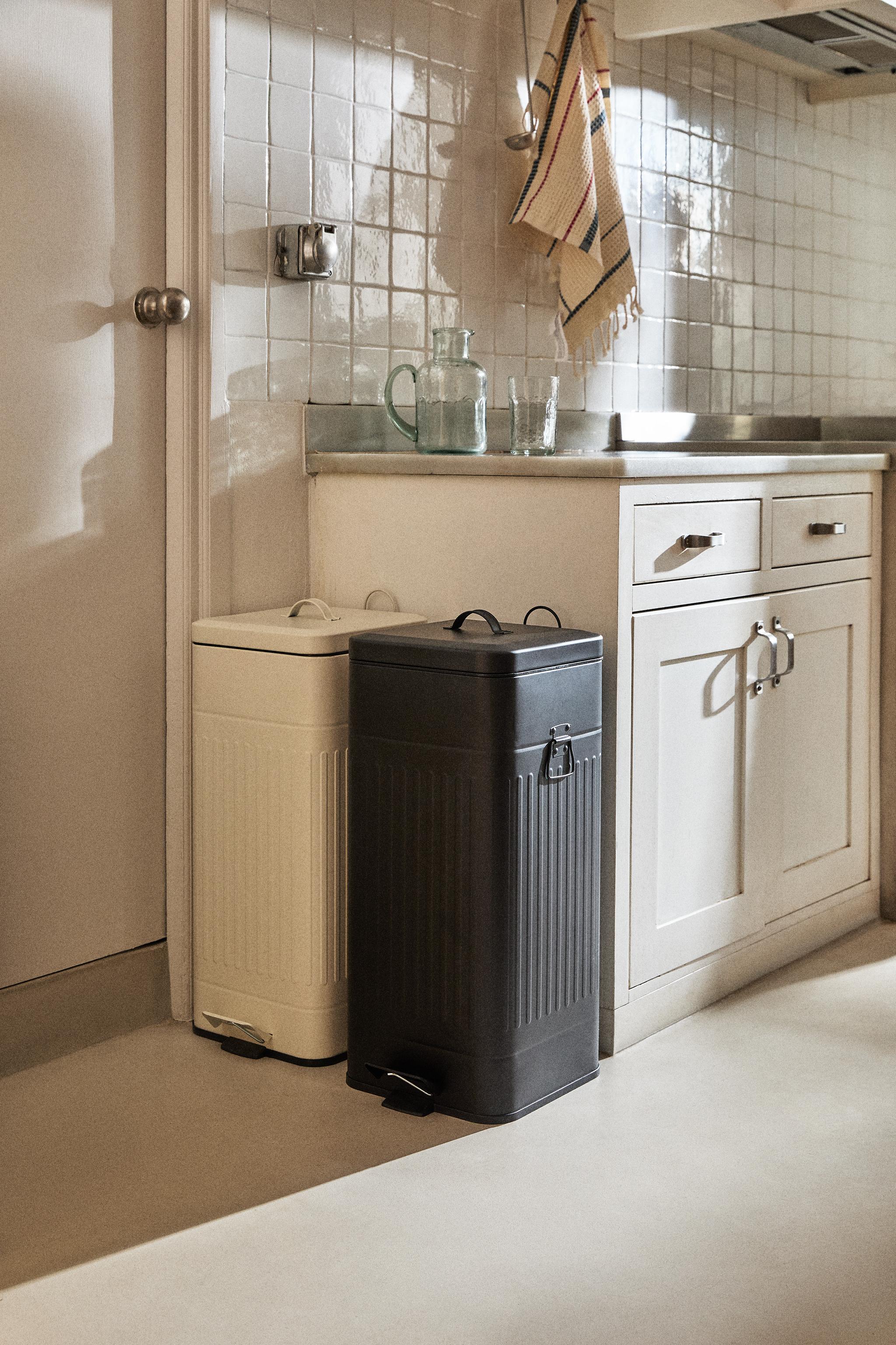 LARGE KITCHEN TRASH CAN