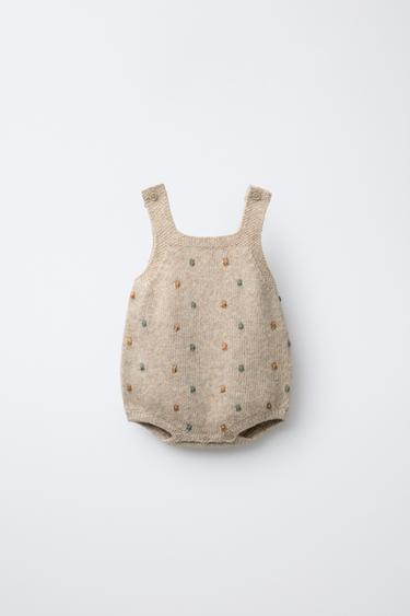 STRAMPELANZUG AUS STRICK MIT KÜGELCHEN - Hellbeige von Zara - Bild 0