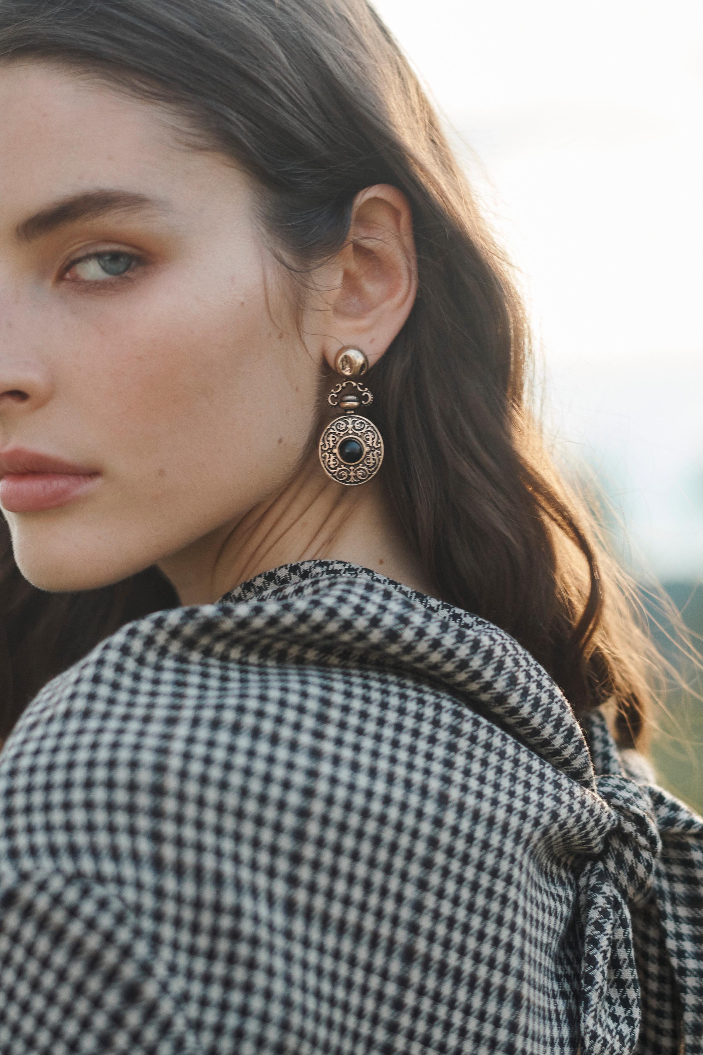 LIMITED EDITION 円形ボタンピアス - オールドゴールド | ZARA Japan