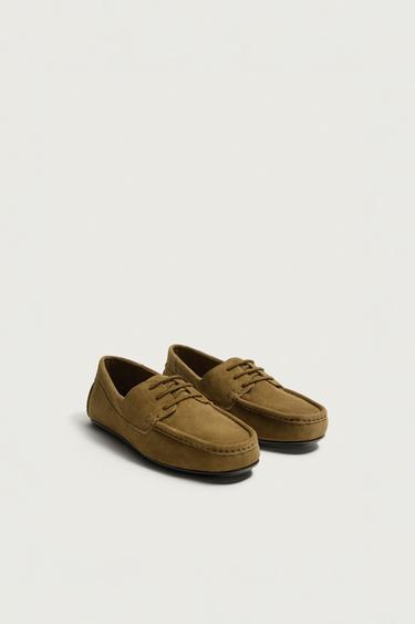CHAUSSURES BATEAU EN CUIR - Gris taupe de Zara