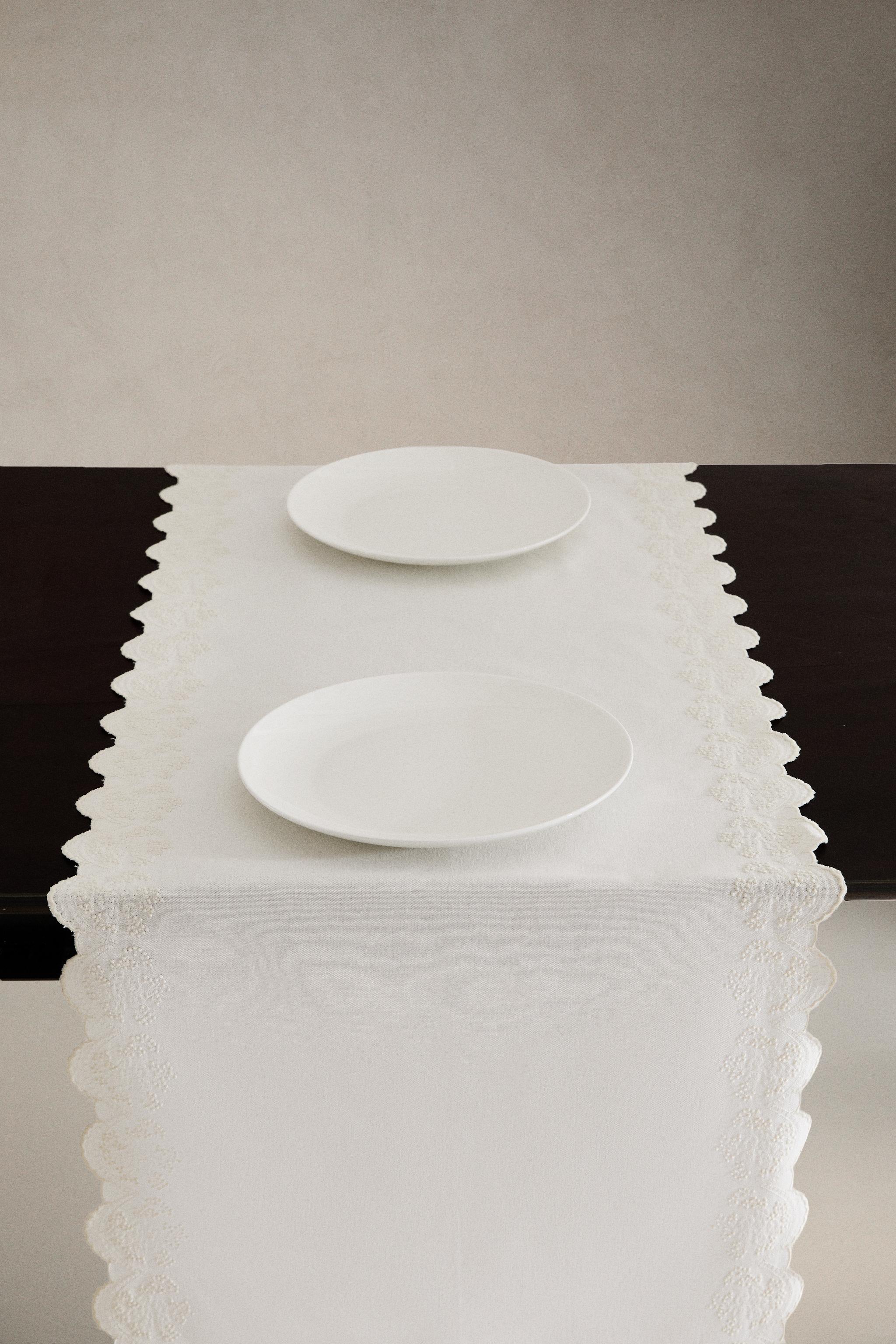 CHEMIN DE TABLE BRODÉ DENTELLE