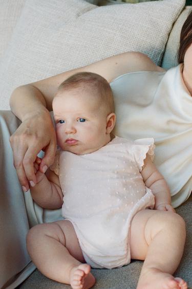 PIJAMA D'UNA PEÇA DE PIQUETS BRODATS - Rosa pal de Zara