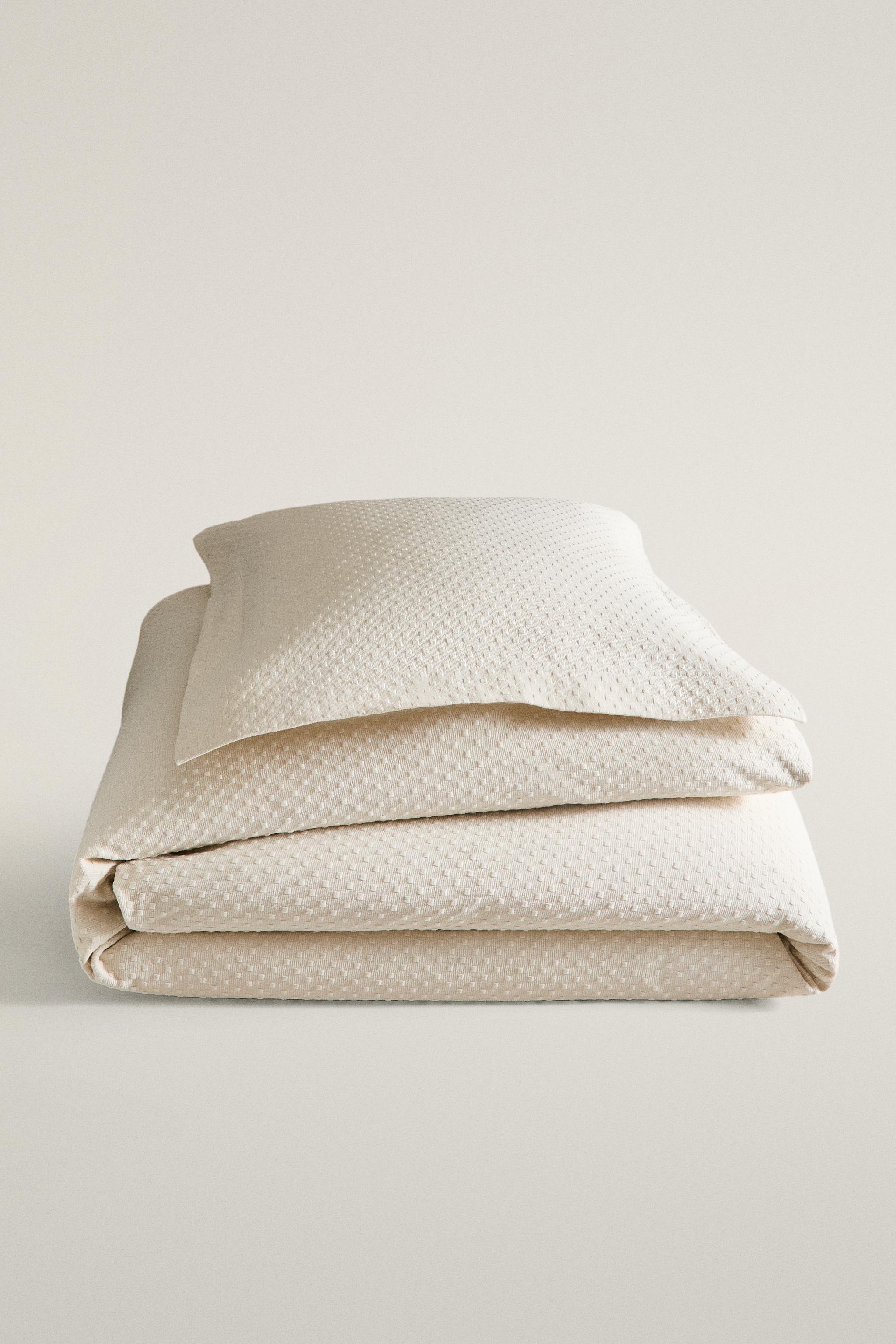 BEDSPREAD WITH POLKA DOT DESIGN