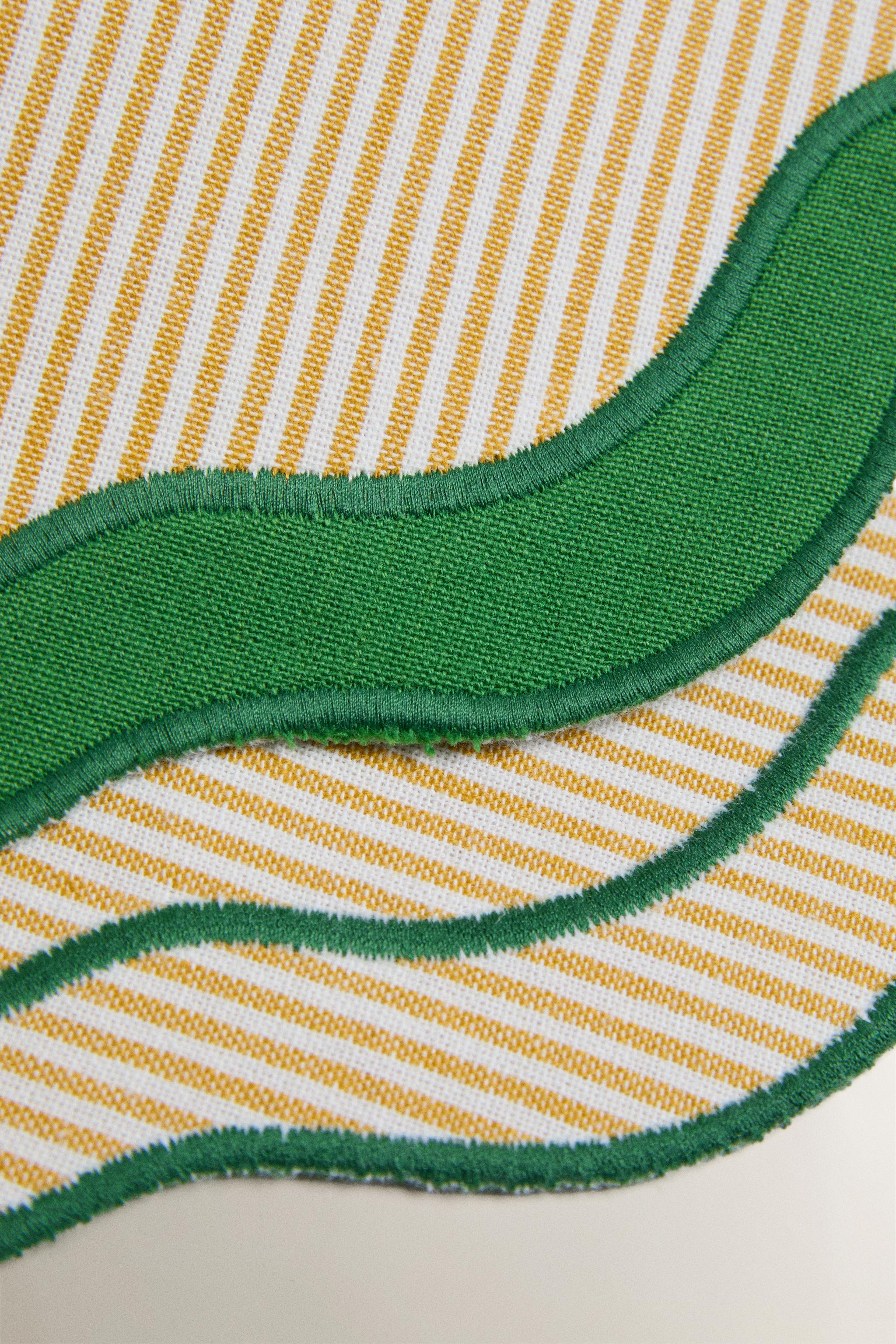 STRIPED PLACEMAT WITH SCALLOPED EDGE