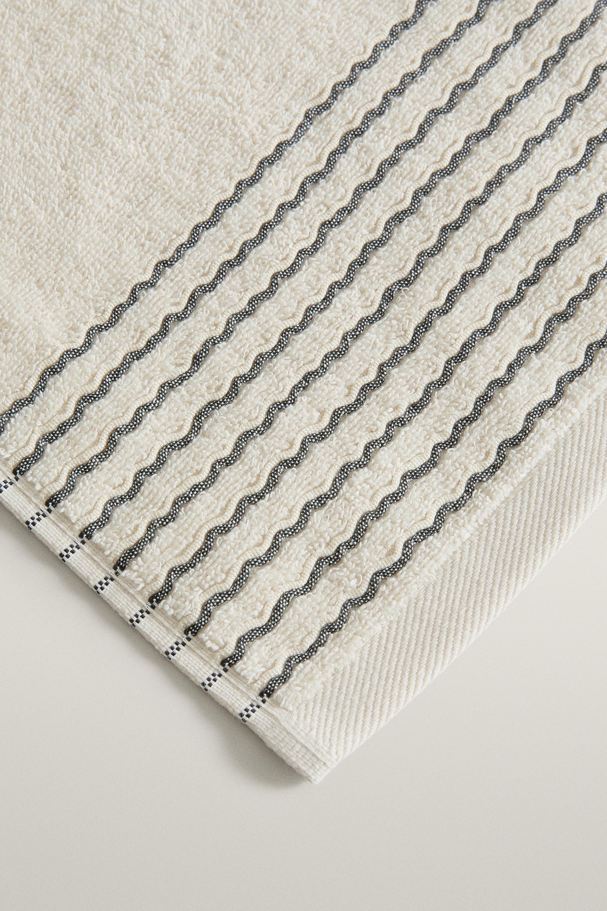 BATH TOWEL WITH PLEATED BORDER