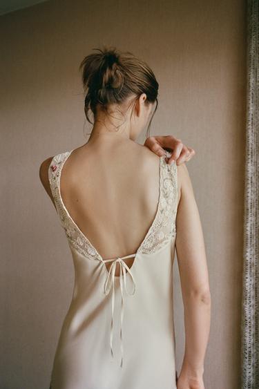 فستان ممزوج بتول مطرز وخرز - خَام الخاص بـ Zara