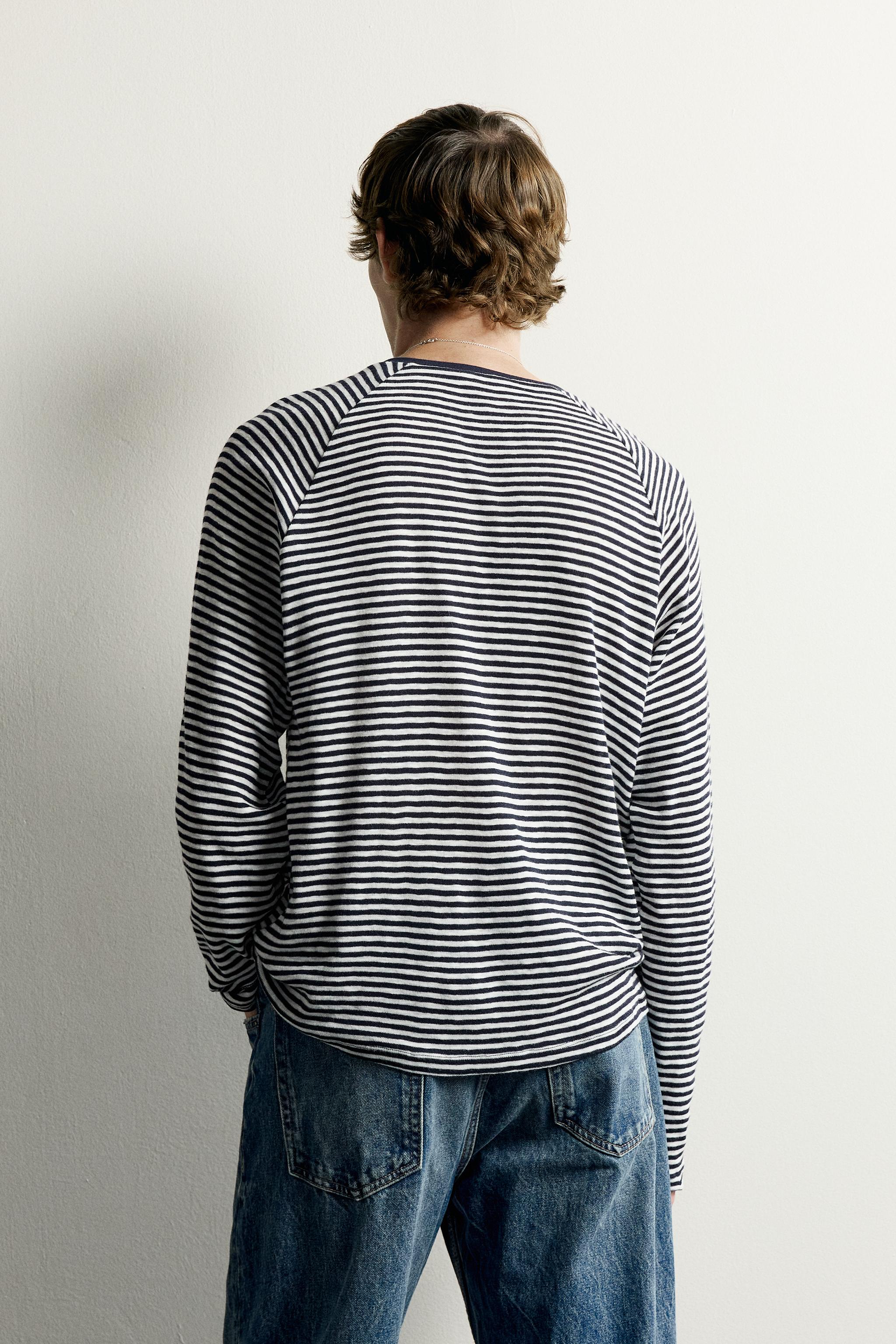 STRIPED BUTTON NECK T-SHIRT