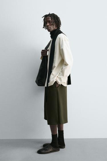 SHORT EFFET NÉOPRÈNE À PINCES - Vert foncé de Zara - Image 3