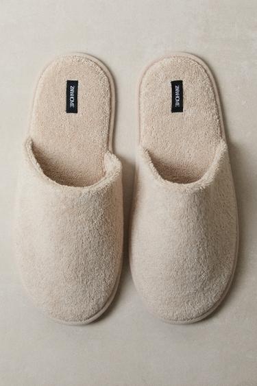 HAUSSCHUHE AUS FROTTEE - Sandfarbe von Zara - Bild 0