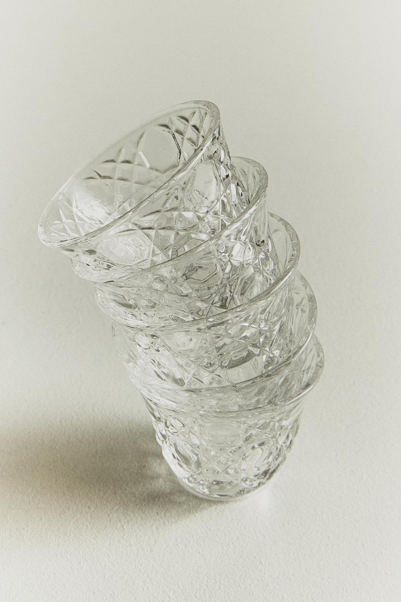 SMALL GLASS TUMBLER WITH RAISED DESIGN — Transparent