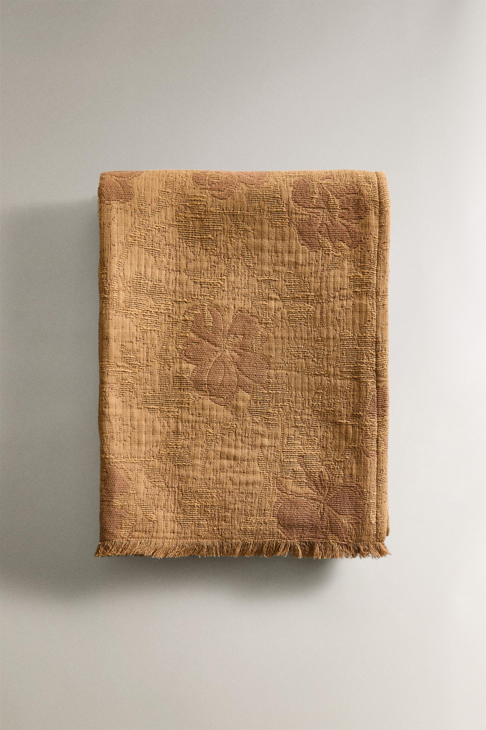 FLORAL JACQUARD BLANKET