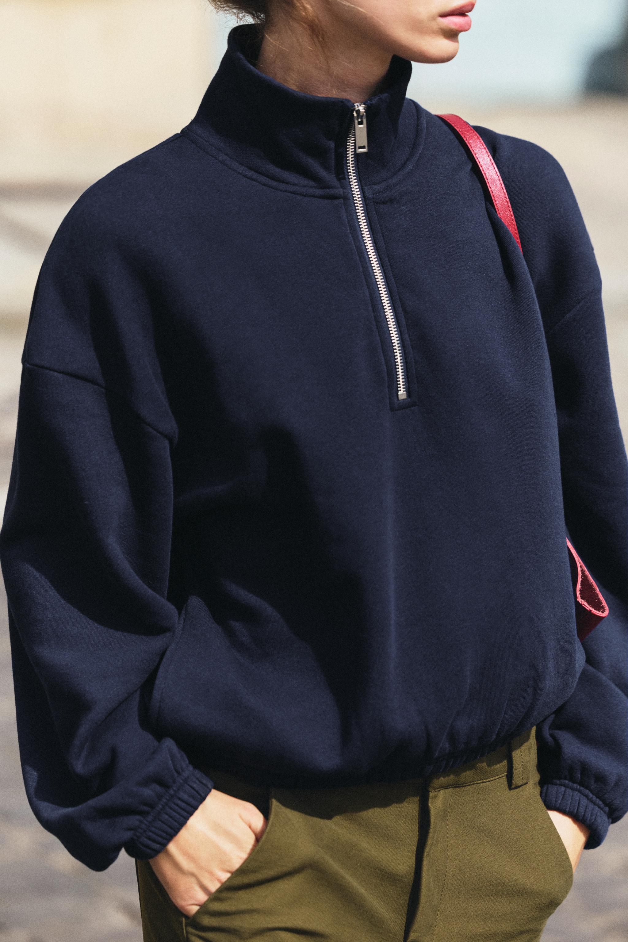 METALLIC ZIPPER SWEATSHIRT