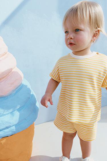 Zara KOMPLET MREŽASTE TEKSTURE, MAJICA I BERMUDA NA PRUGE – prugasto