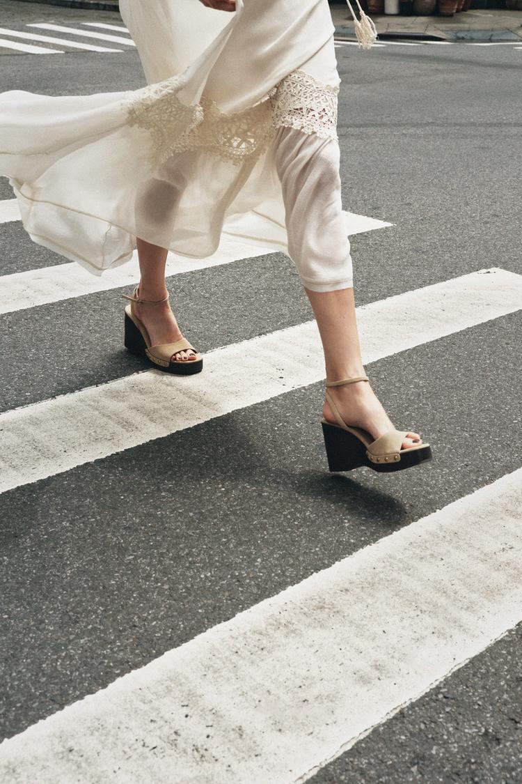 SANDALIA TACHAS SERRAJE Marrón Arena ZARA España