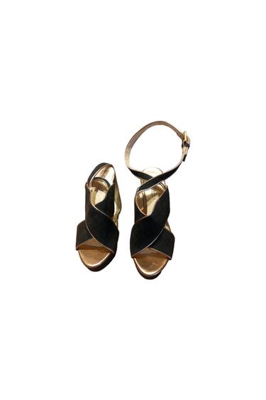 SANDALIAS PLATAFORMA NO PESAN NADA DETALLES DORADOS Y PULSERA TOBILLO