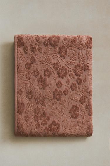 FLORAL JACQUARD BATH TOWEL - وردي الخاص بـ Zara