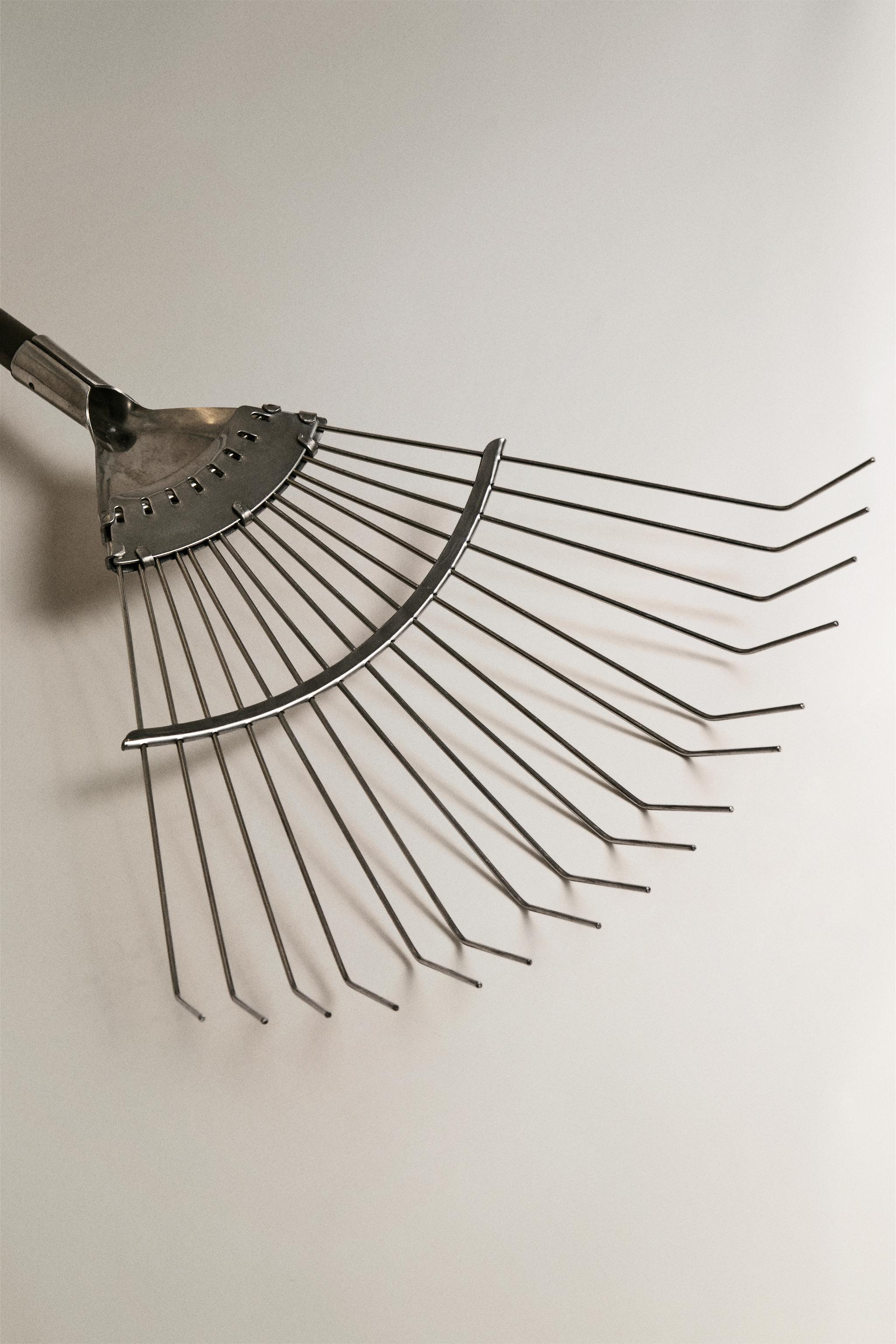 GARDEN RAKE WITH WOODEN HANDLE