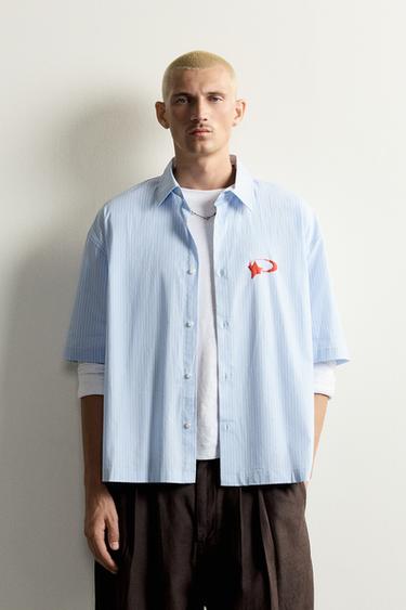 قميص Boxy Fit بطبعات جرافيك - أزرق الخاص بـ Zara