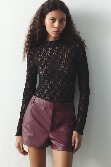 SHORTS EFECTO PIEL - Berenjena oscuro de Zara