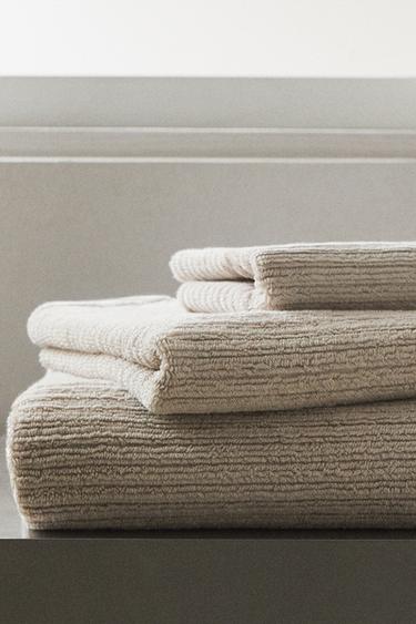 SERVIETTE DE BAIN TEXTURE CÔTELÉE - Beige clair de Zara