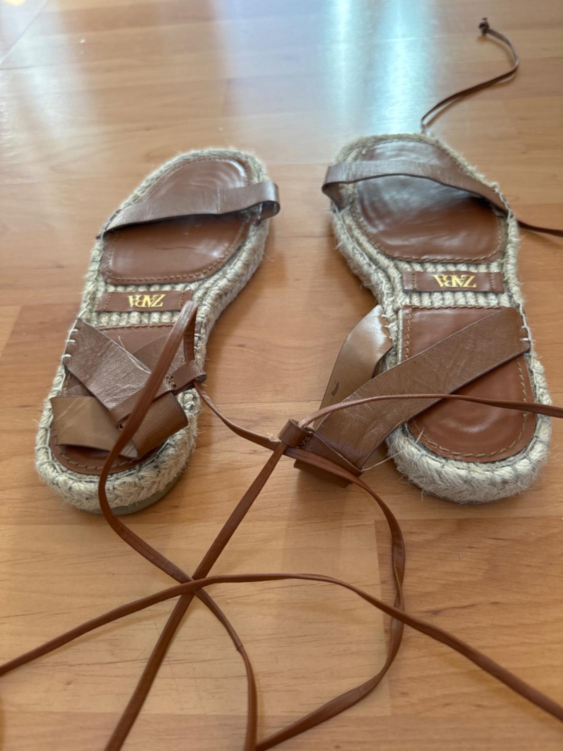 LEATHER AND JUTE TIE-UP FLAT SANDALS - Image 3
