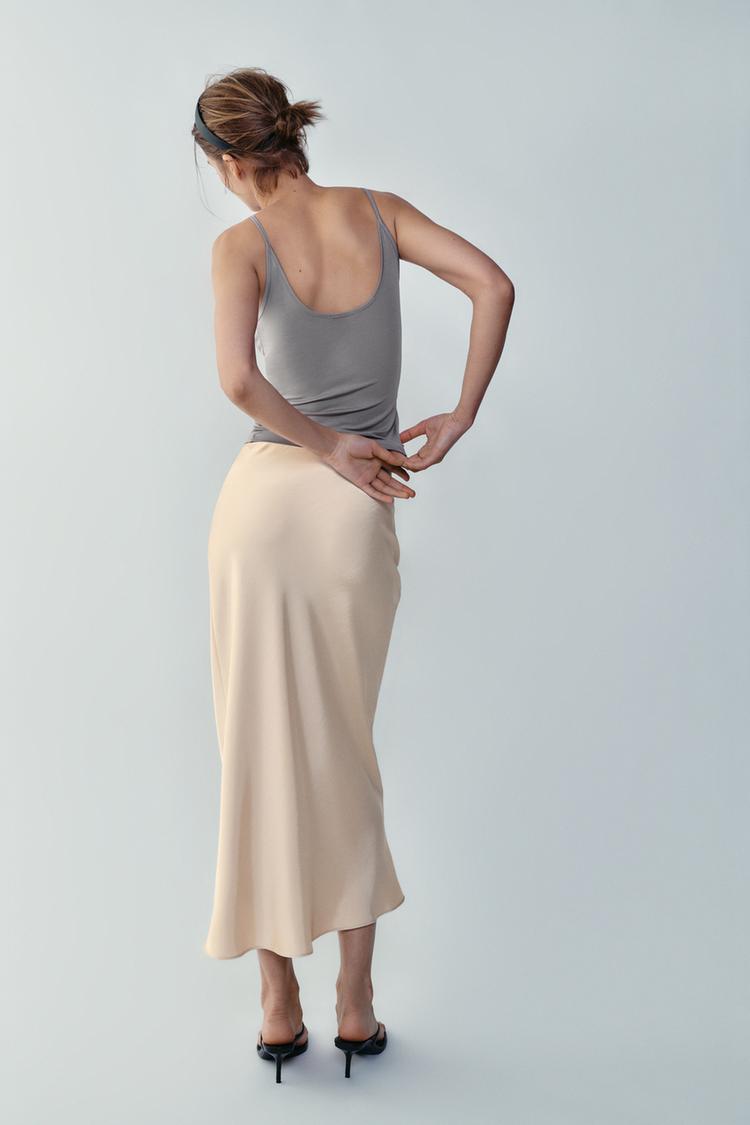 Falda midi satinada con nudo 4