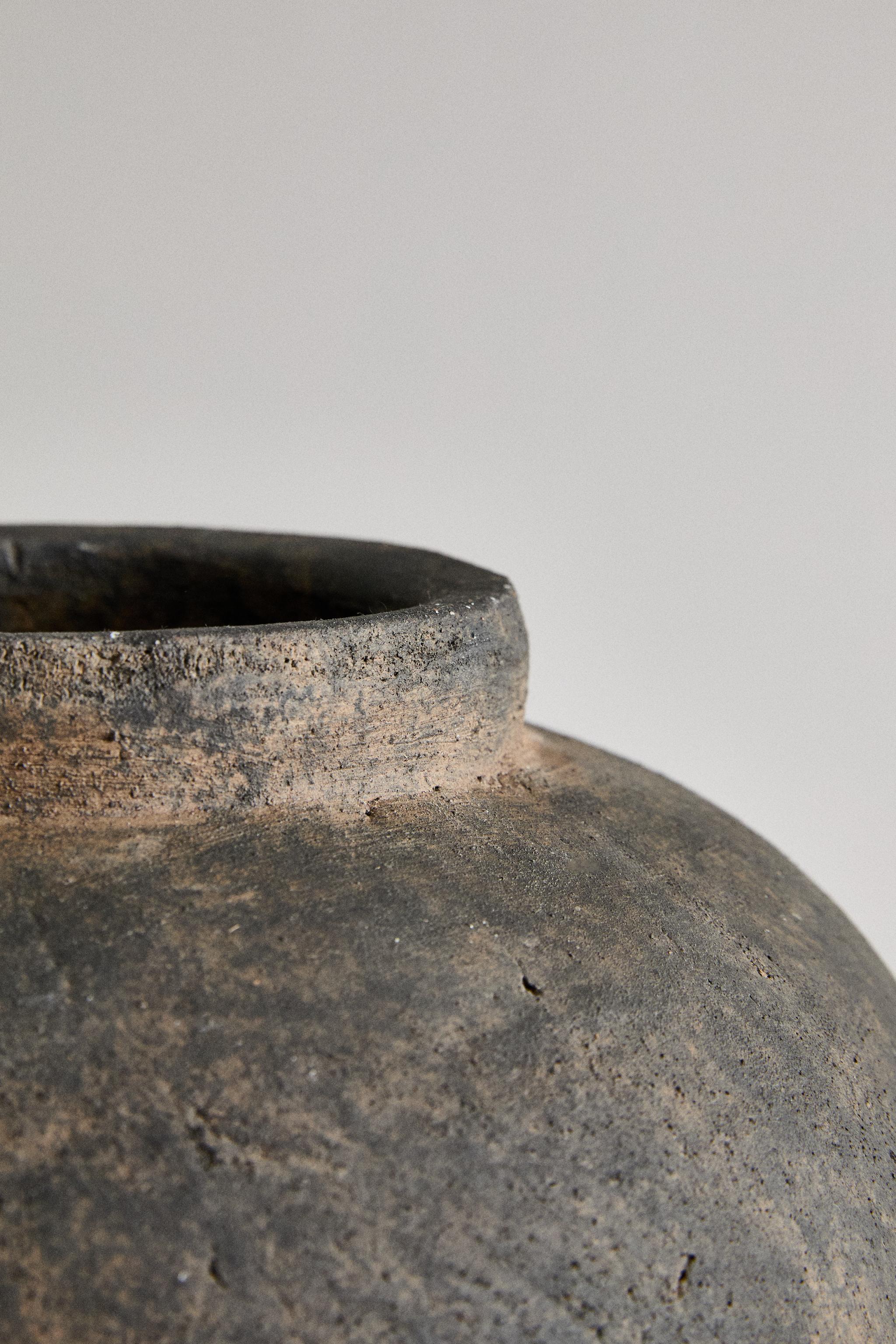 CERAMIC VASE WITH DISTRESSED TEXTURE