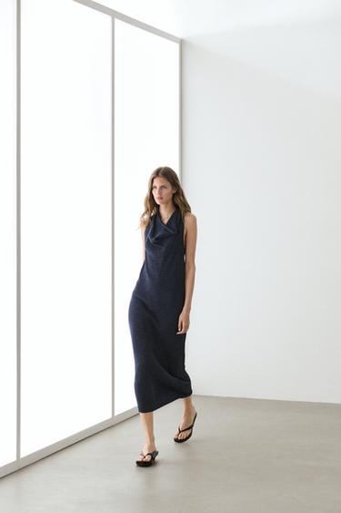 Robe midi en maille à encolure drapée -  de Zara