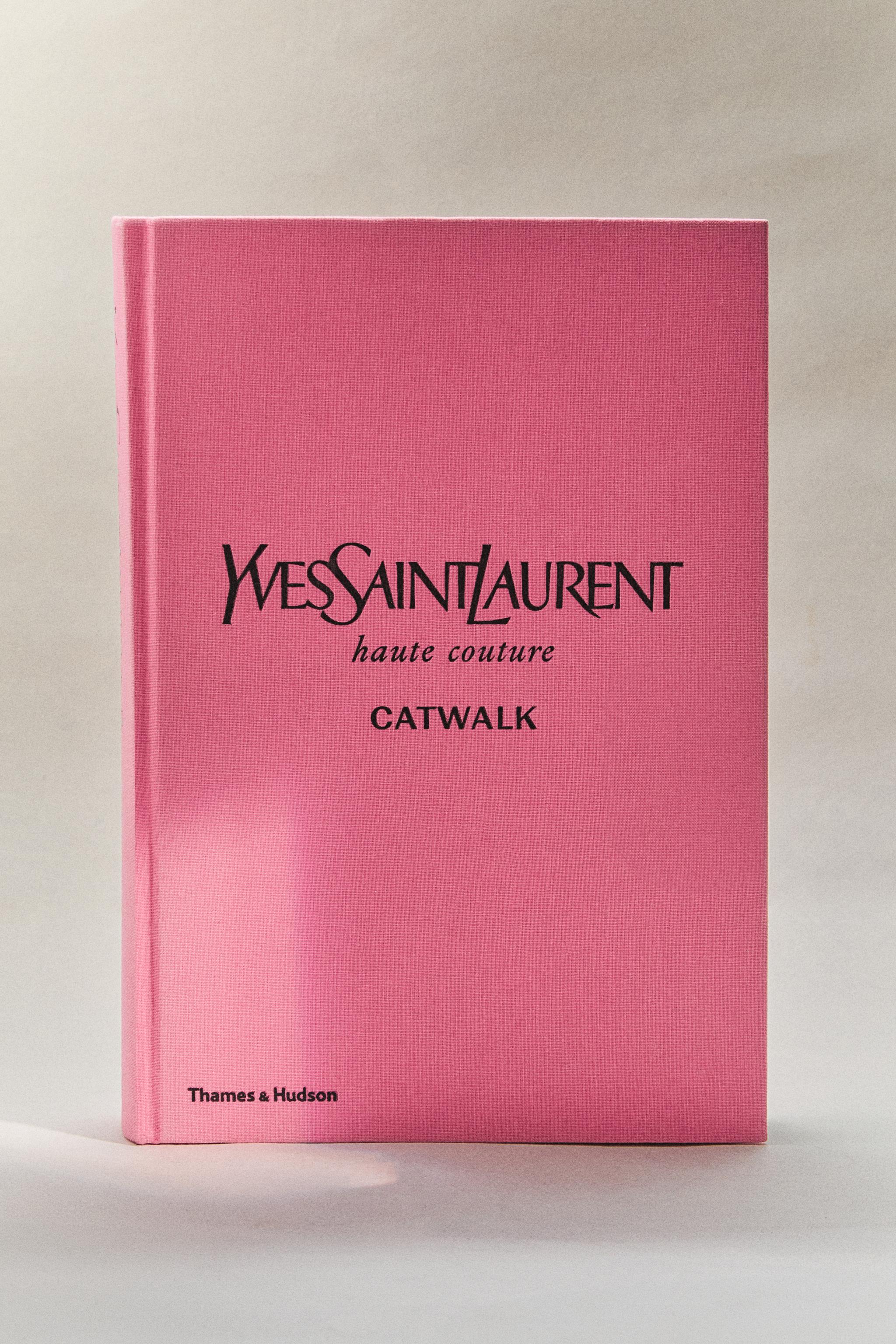 書籍『CATWALK YVES SAINT LAURENT』 - フクシア | ZARA Japan