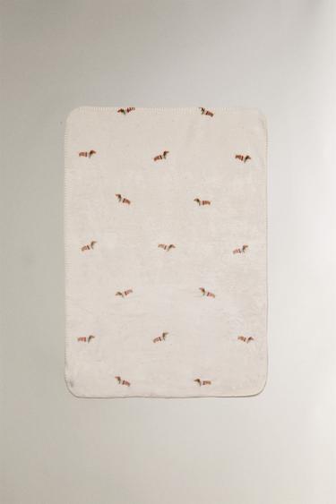 FLÍSOVÁ DEKA PRE BÁBÄTKO SO PSOM JAZVEČÍKOM - Farebný zn. Zara