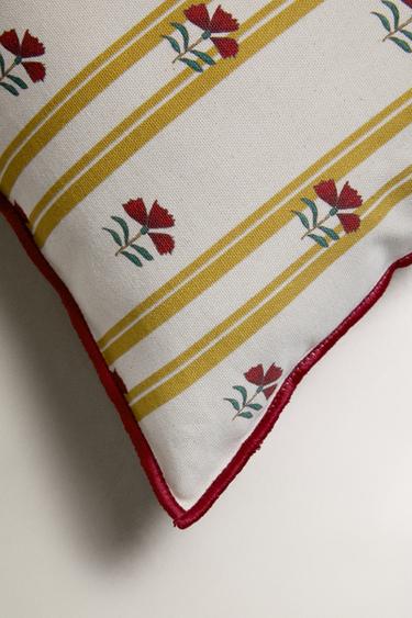 HOUSSE DE COUSSIN RAYURES ET FLEURS - Écru de Zara - Image 1