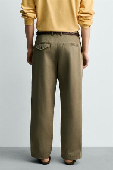 PANTALON CHINO À PLIS AARON LEVINE X ZARA - Kaki de Zara - Image 2