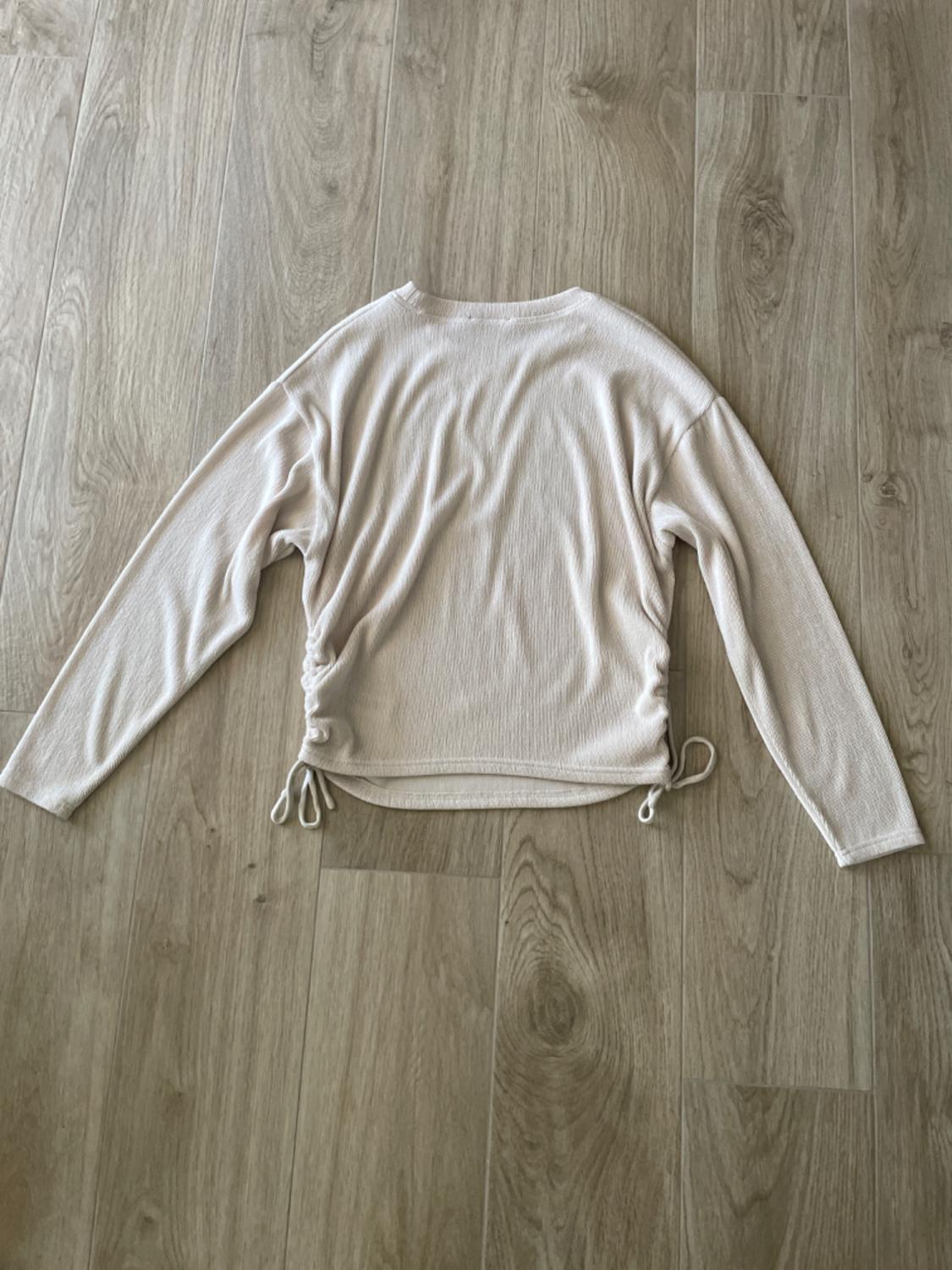 MAGLIA A MANICHE LUNGHE CON ARRICCIATURA LATERALE - Image 2