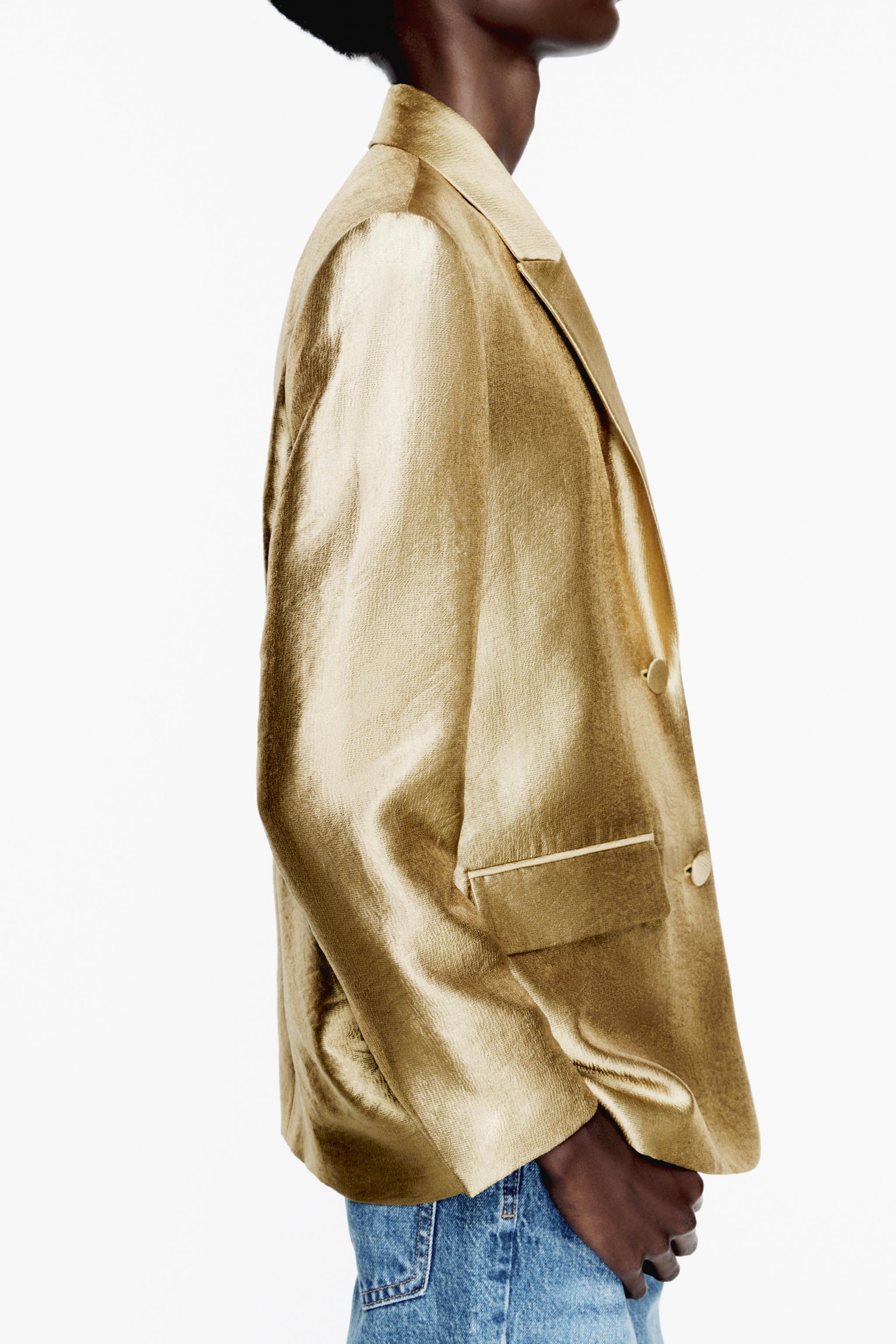 Zara dice que así se lleva la blazer con botones dorados que todas las  editoras de moda tienen
