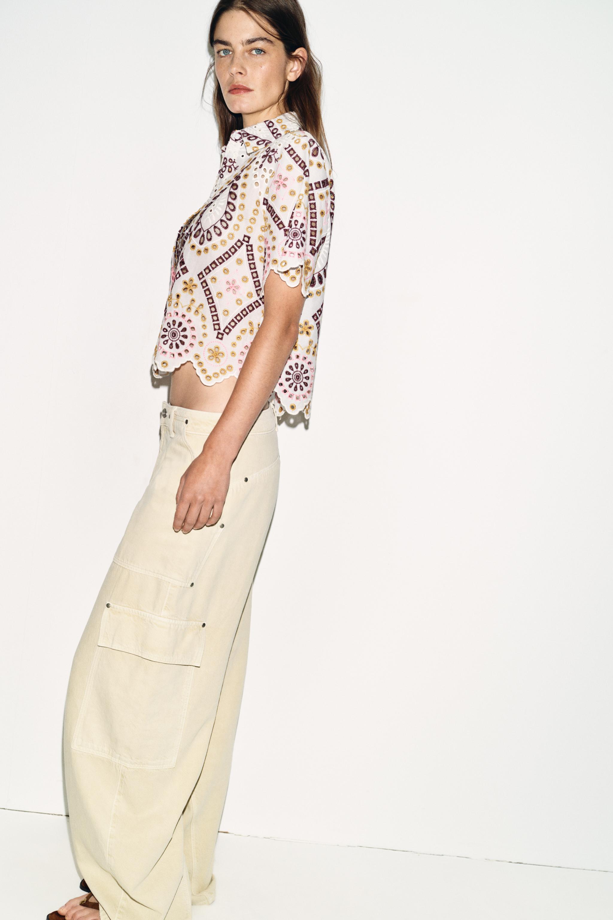 CHEMISE COURTE À MANCHES COURTES ET BRODERIES PERFORÉES