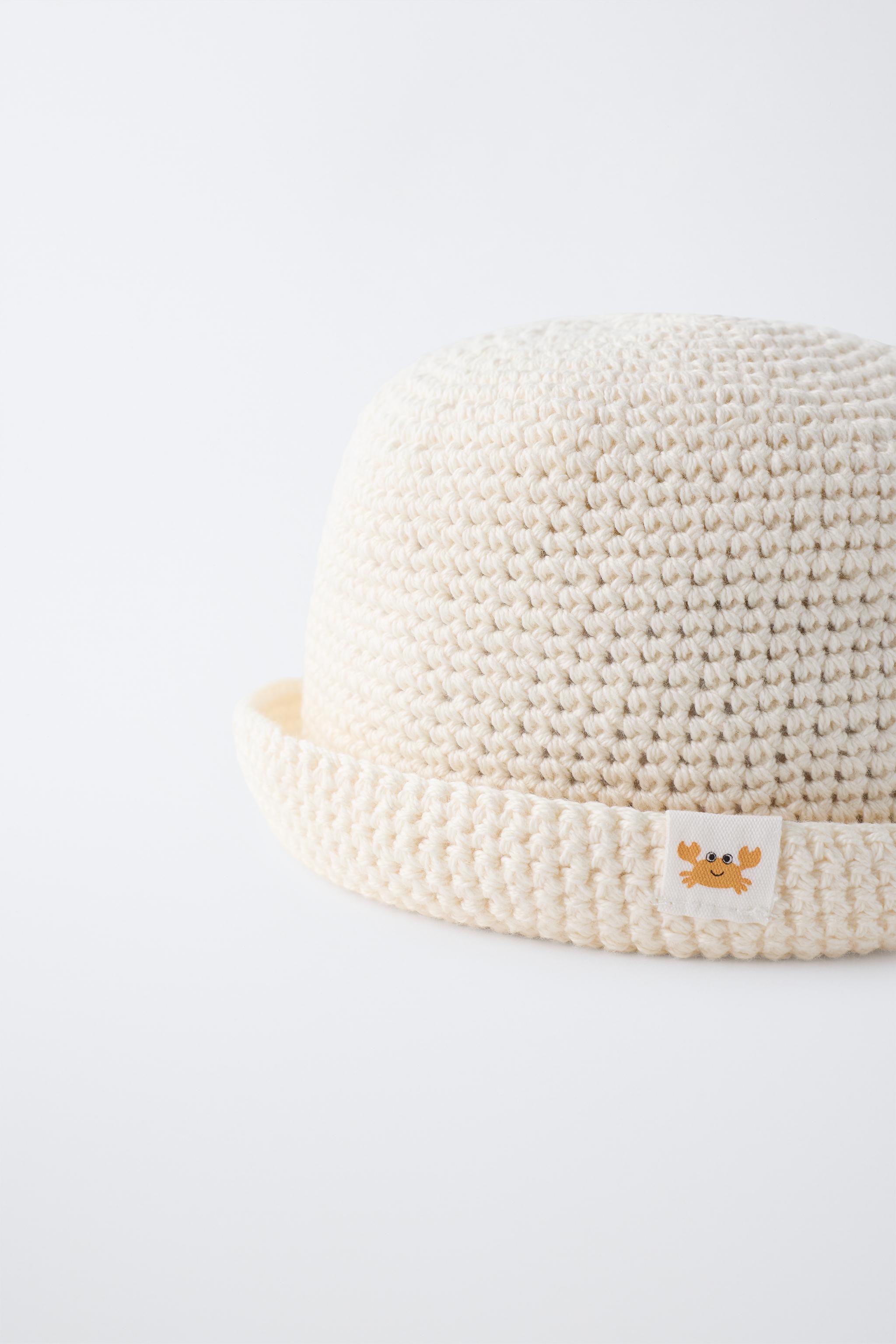 BONNET EN CROCHET AVEC ÉTIQUETTE