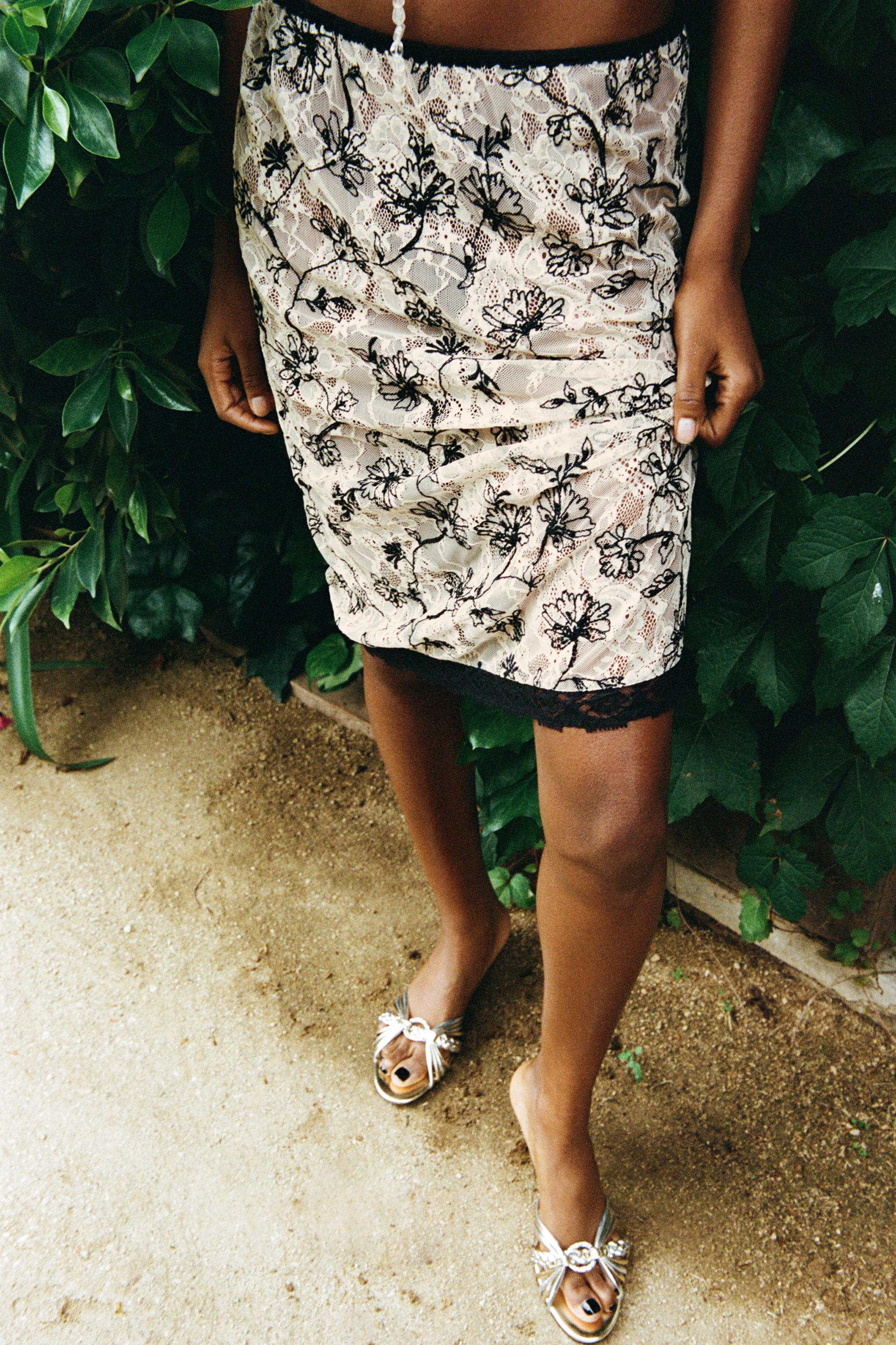 EMBROIDERED LACE SKIRT