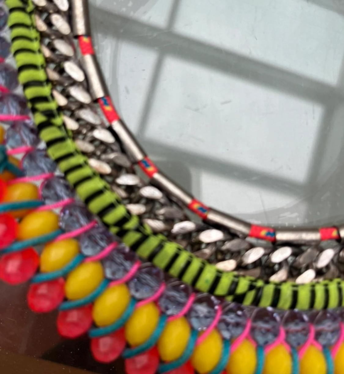 COLLAR MULTICOLOR Y PLATEADO. - Image 3