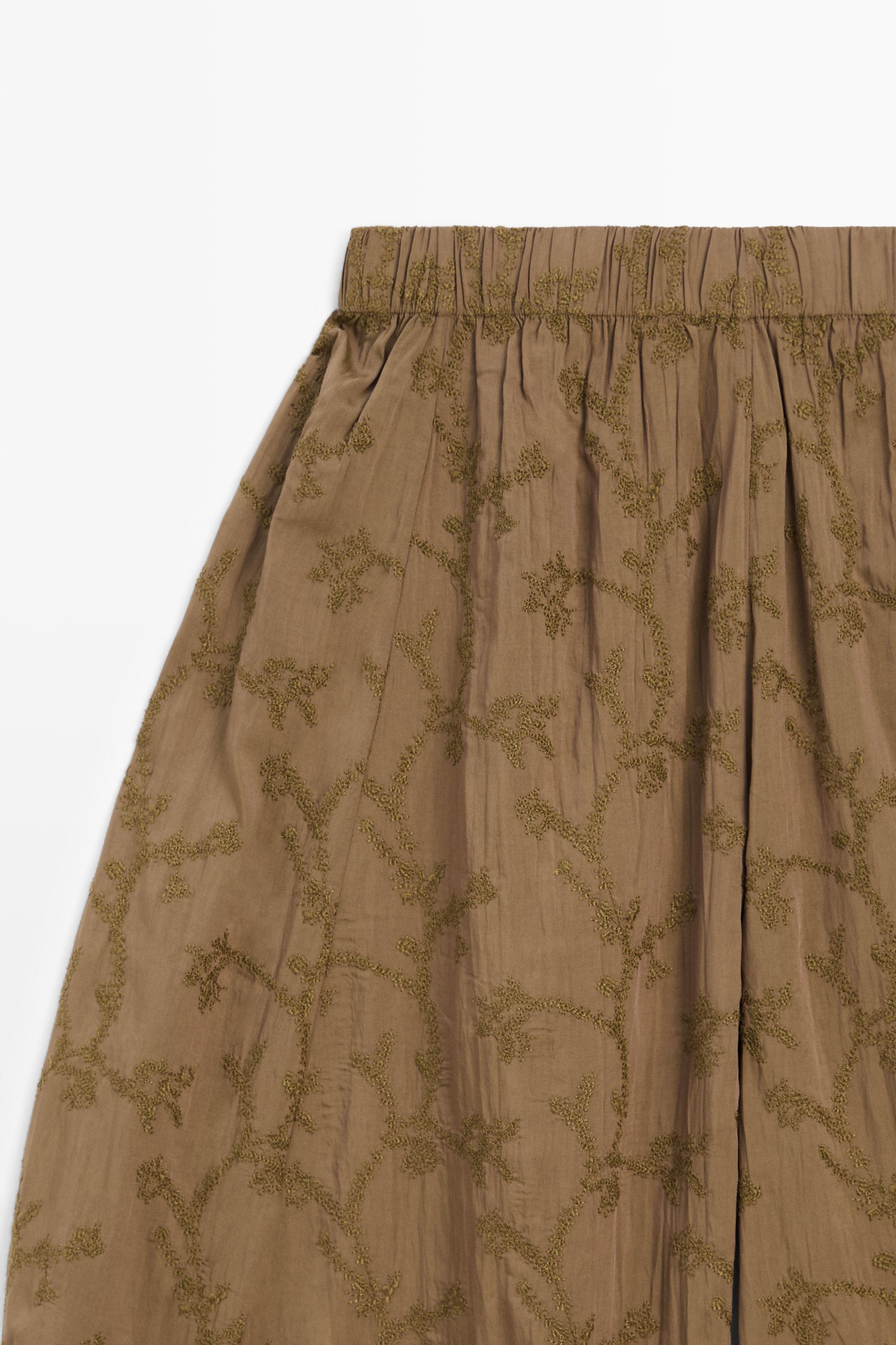Trousers with embroidered detail and elastic waistband