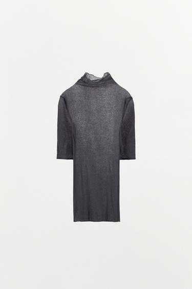 توب بياقة مرفوعة - رمادي داكن الخاص بـ Zara