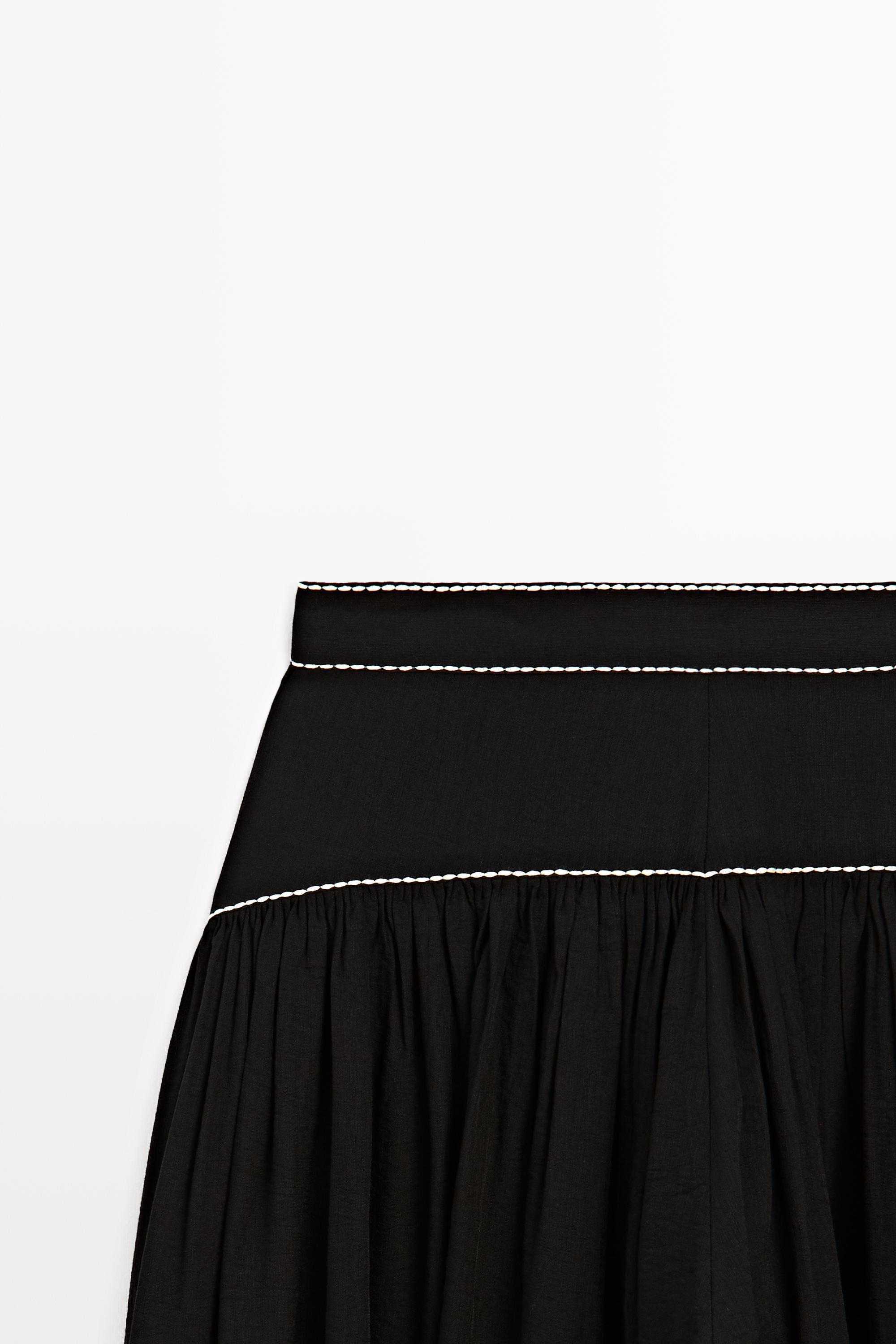 Flowing trousers with contrast detail