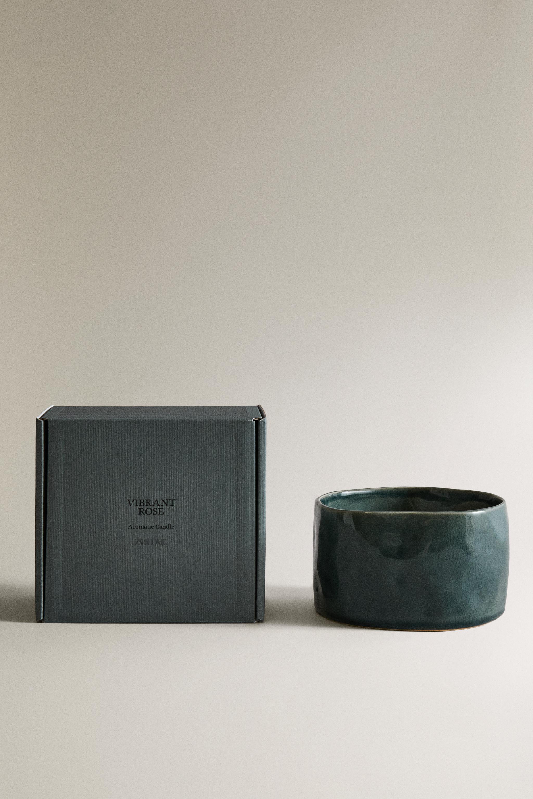 (150 G) VIBRANT ROSE SCENTED CANDLE — Blue gray