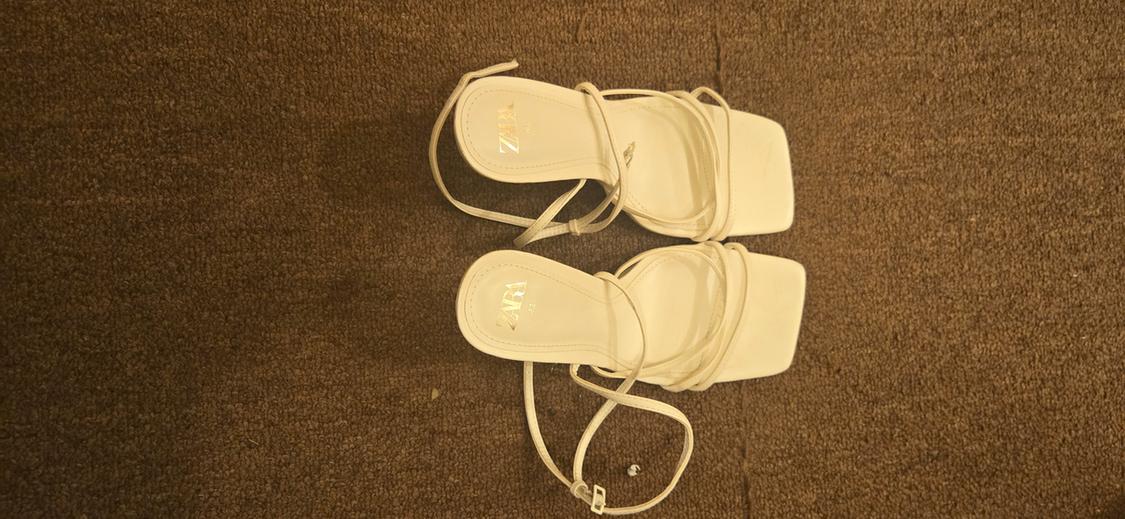 WHITE HEELS - Image 4