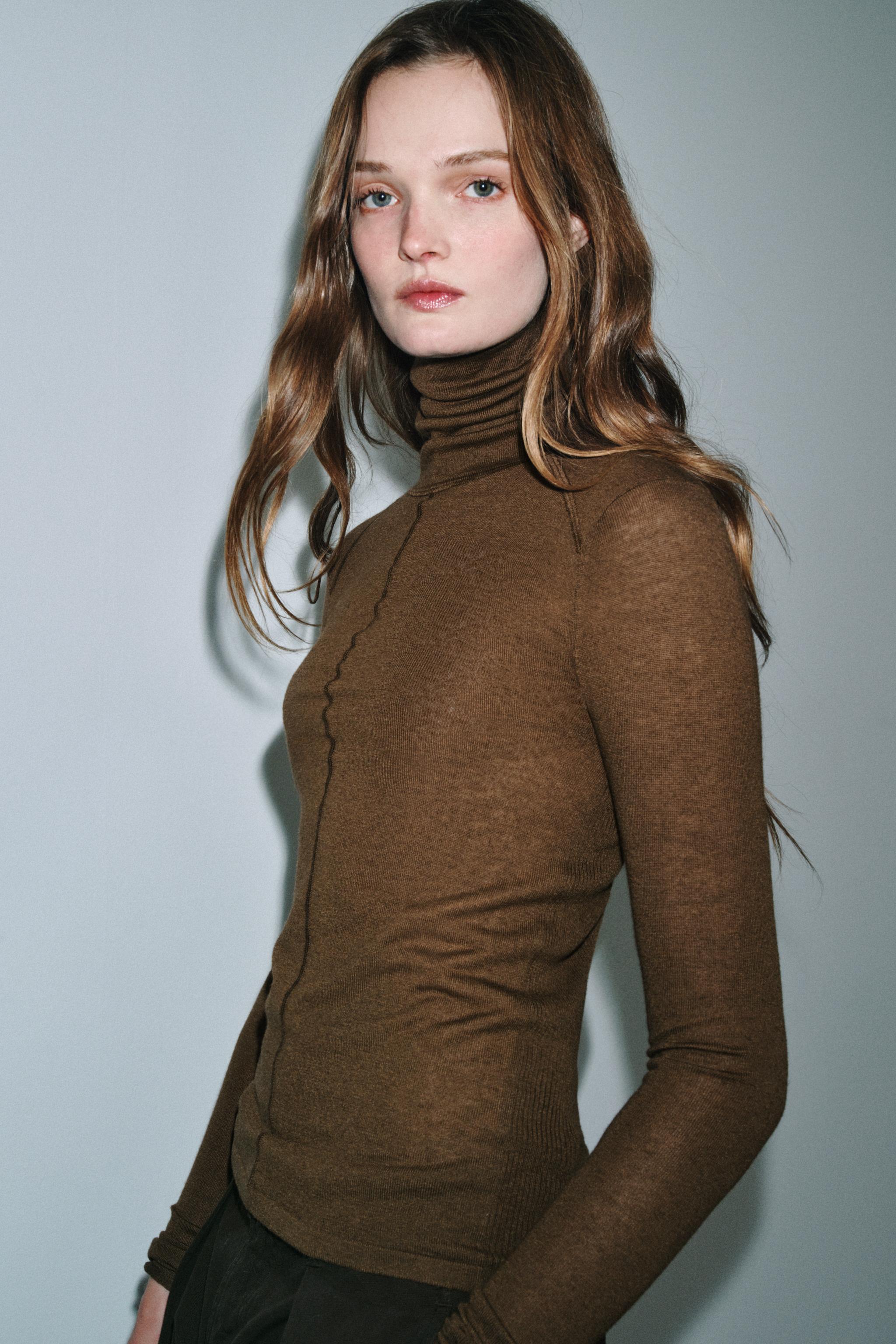 PULL EN MAILLE À COL MONTANT AVEC LAINE