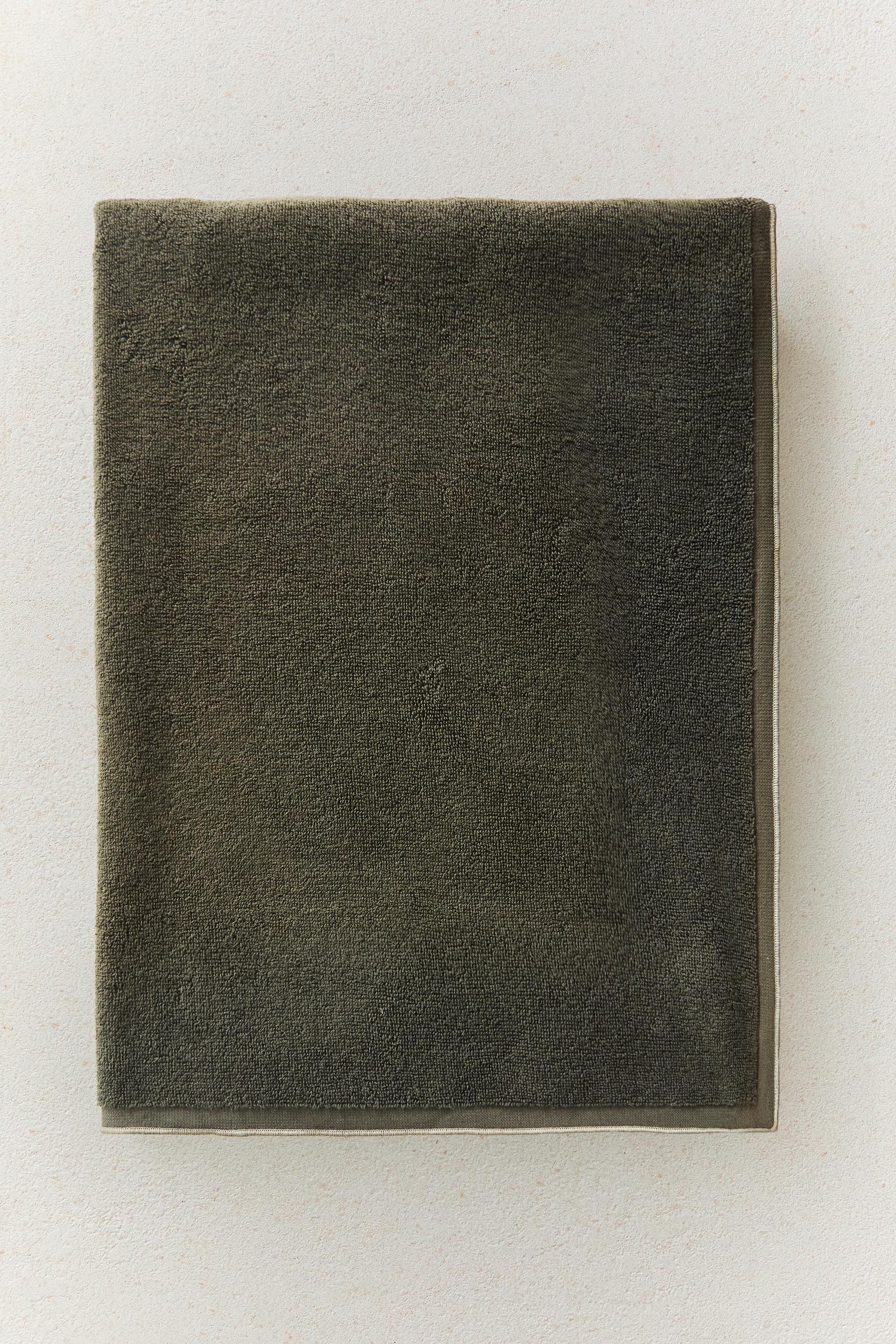 STITCHED AND CONTRAST-PIPED BATH TOWEL