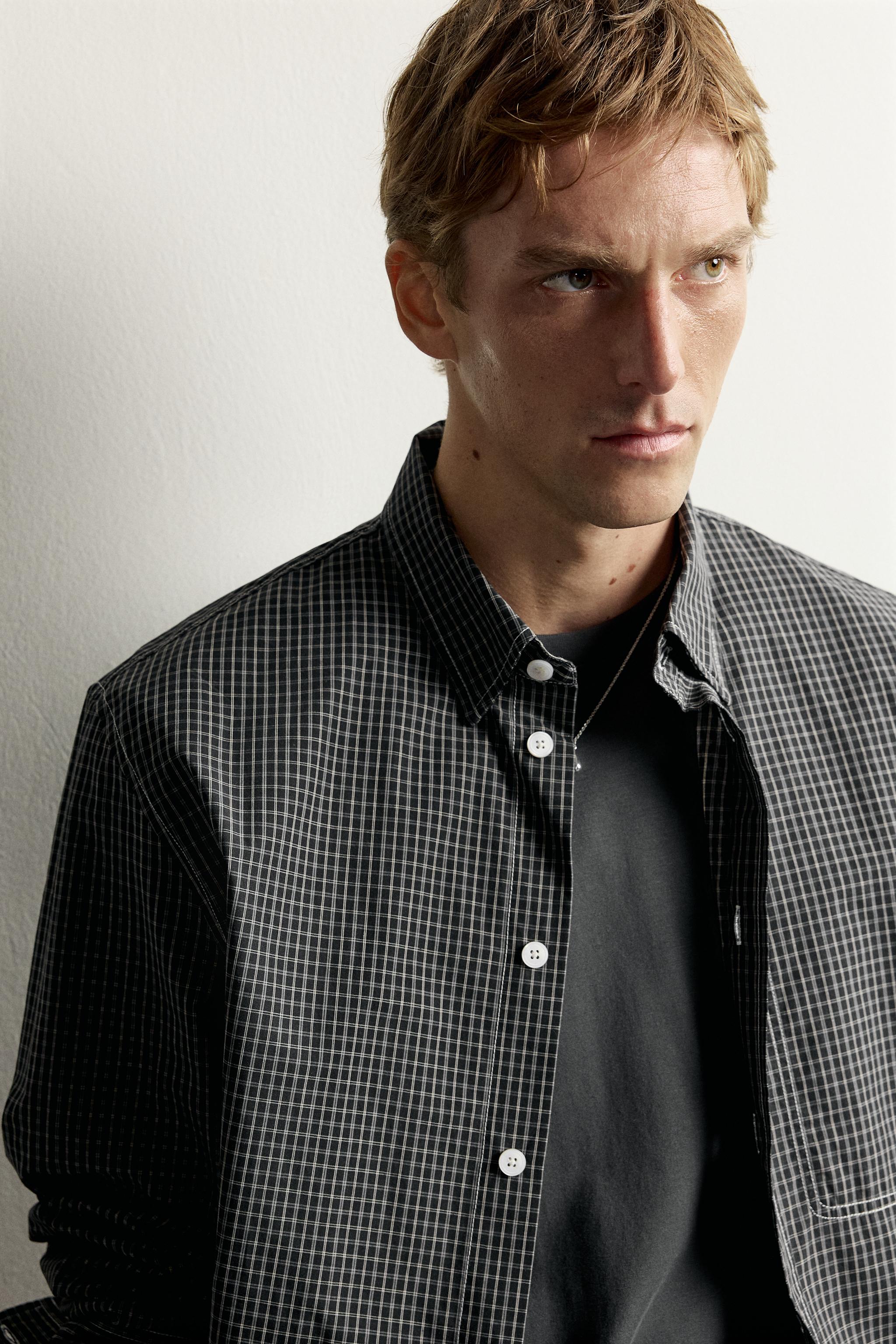 CHEMISE À CARREAUX ET SURPIQÛRES CONTRASTÉES
