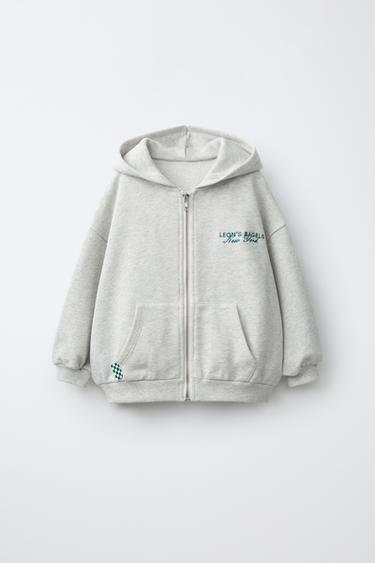 SUDADERA CREMALLERA TEXTO BORDADO LEON'S BAGELS ® - Gris vigoré de Zara - Imagen 0