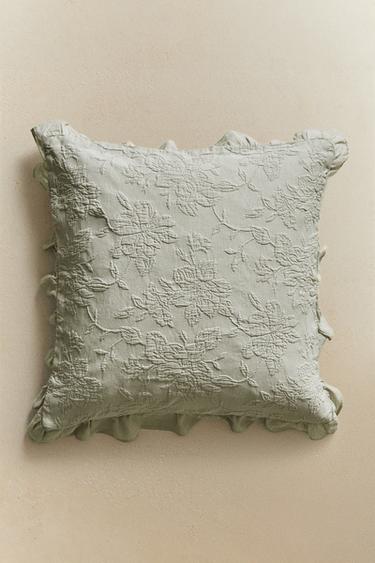 غلاف وسادة جاكار بكشكش - أخضر وسط الخاص بـ Zara