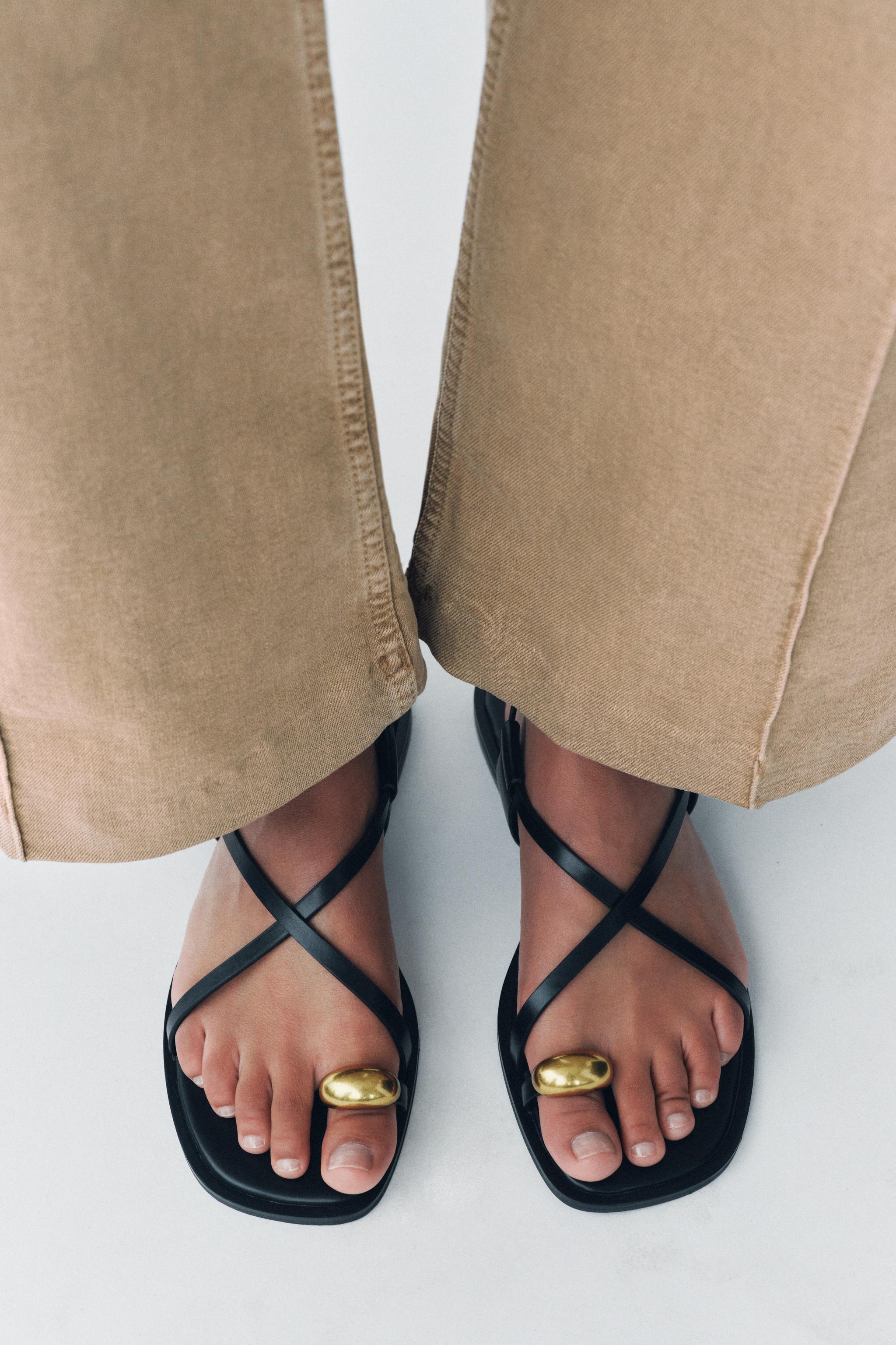 サンダル・ミュール ZARA FLAT STRAP SANDALS WITH L ADORNMENT 1610/310/800 FLAT STRAPPY SANDALS WITH METAL ORNAMENT - Black | ZARA